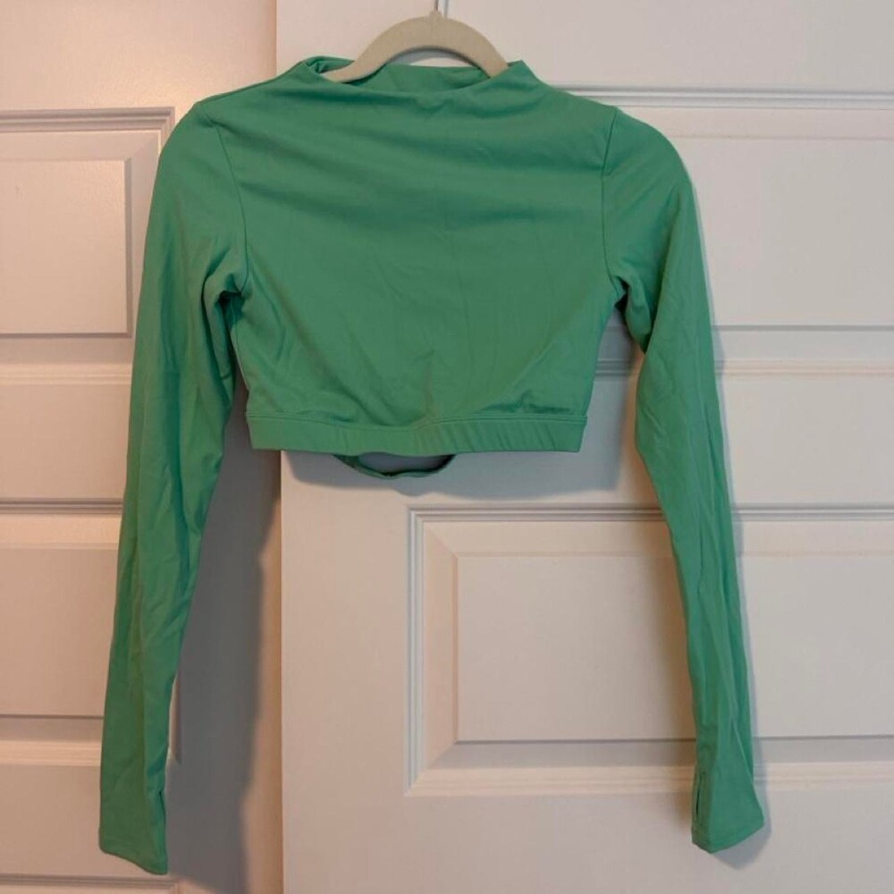 Old Navy Green long sleeve crop top with cutout detail in size M #cutout #summer